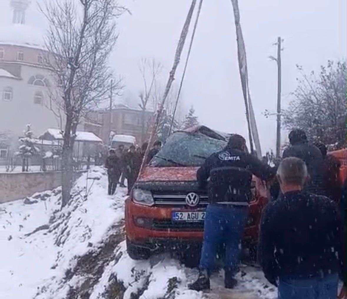 Orduda Kamyonet Karla Kapli Yolda Saram 1066412 316462