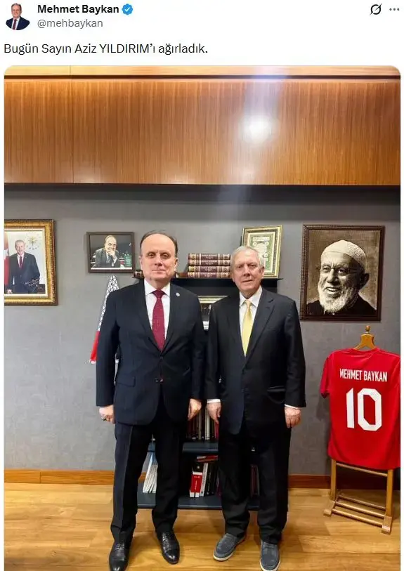 Ortalik Yangin Yeriyken Aziz Yildirim In 19390368 3345 M