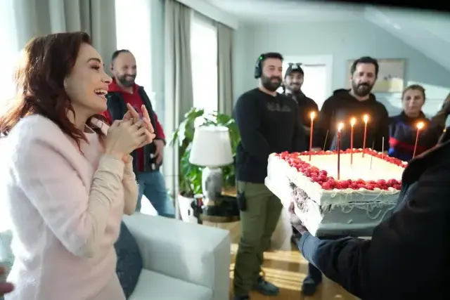 Ozgu Namal A Sette Surpriz Dogum Gunu Kutlamasi 19401140 7891 M