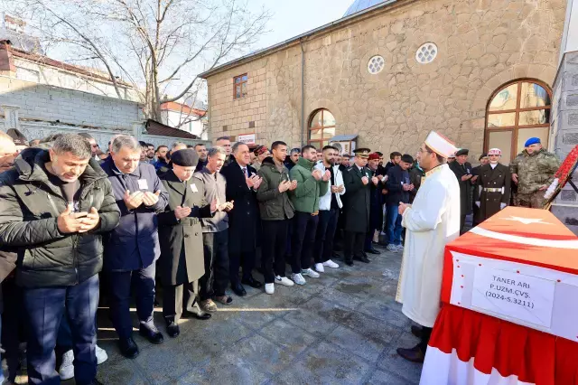 Sehit Cenazesinde Acili Babanin Terlikli Hali 19394641 290 M