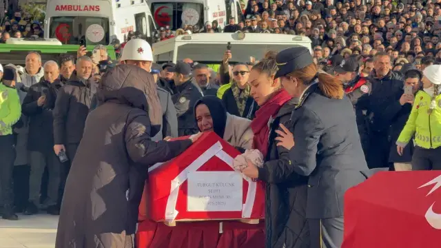 Sehit Polisler Icin Duzenlenen Torende Gozyaslari 19406430 8347 M