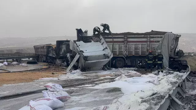 Tag Otoyolu Nda 3 Tir Carpisti Araclarda Yangin 19332052 6835 M