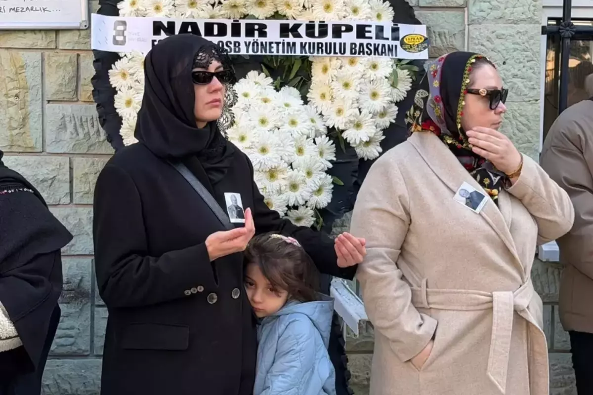 Unlu Oyuncu Burcu Ozberk In Aci Gunu 19318321 5098 Amp