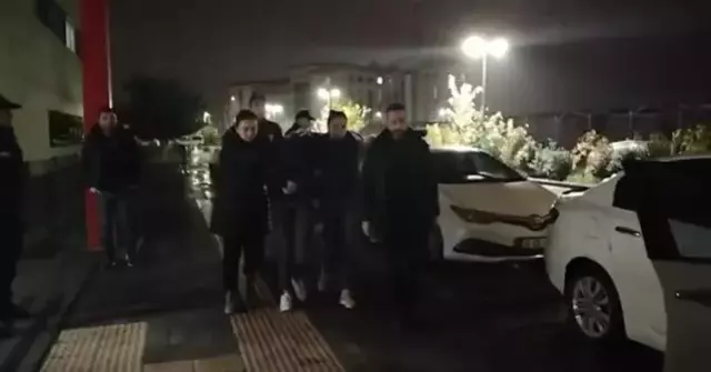 Yurt Disina Kacarken Yakalandi Gullu Nun Kizi 19341081 7446 M