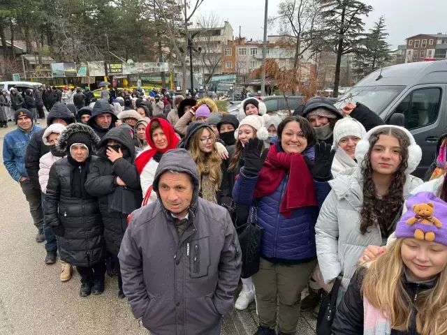 Yuzlerce Metre Kuyruk Olusuyor Herkes Ayni Seyi 19409009 6866 M