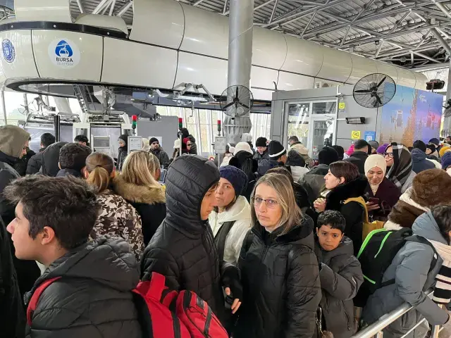 Yuzlerce Metre Kuyruk Olusuyor Herkes Ayni Seyi 19409009 7995 M