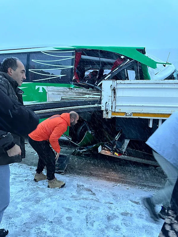 0X0 Tokatta Karli Yolda Kayan Otobus Tira Arkadan Carpti 13 Kisi Yaralandi 1768234445621