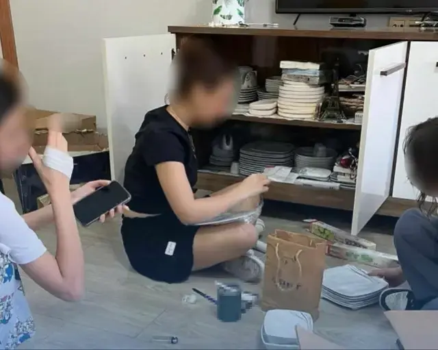 6 Kiz Ogrenciyi Evine Goturup Temizlik Yaptiran 19438346 7169 M