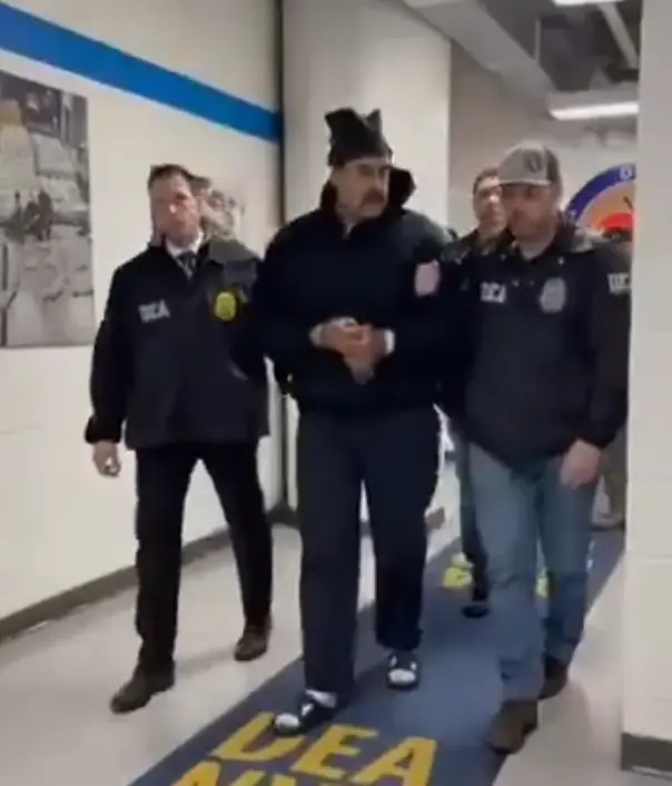 Abd Nin Kacirdigi Maduro Nun 3 Farkli Kiyafetle 19425073 3786 M