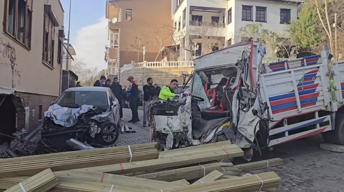 Beykoz Da Kamyon Dukkana Girdi 1 I Turist 2 O 19432627 Amp