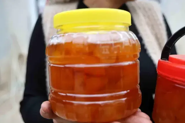 Dalinda 5 Tl Olan Turunc Kadinlarin Elinde Ka 14 19446171 O