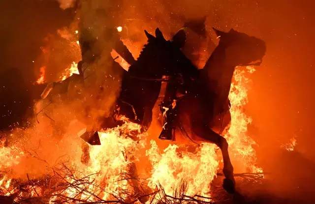 Film Sahnesi Degil Gercek Atlar Alevlerin 19472747 5450 M