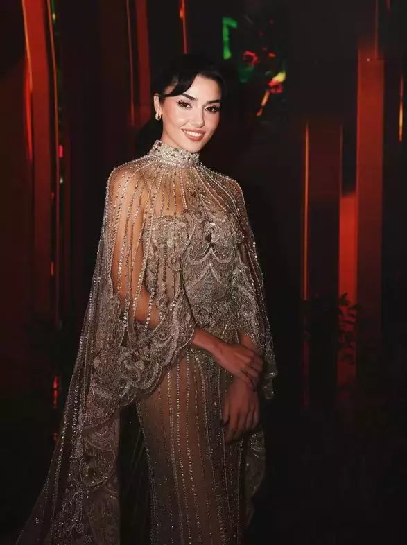 Hande Ercel In Pozlarina Paris Hilton Dahi 19481011 1392 M