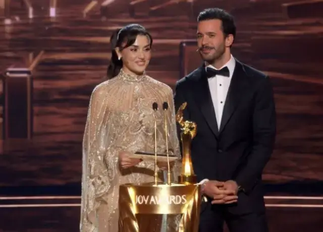 Hande Ercel In Pozlarina Paris Hilton Dahi 19481011 4843 M