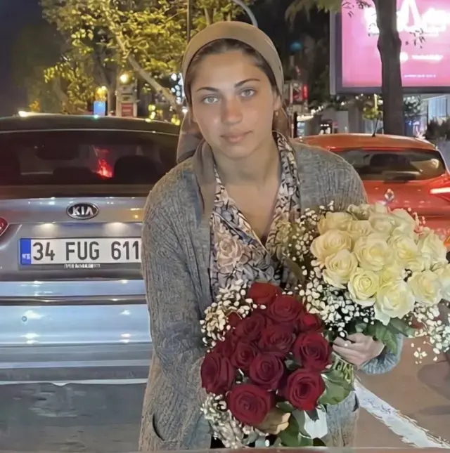 Herkes Cicek Satan Bu Kizi Konusuyor 19439835 8146 M