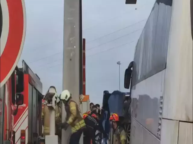 Istanbul Da Korkunc Kaza Giseye Girmek Isteyen 19496756 6359 M