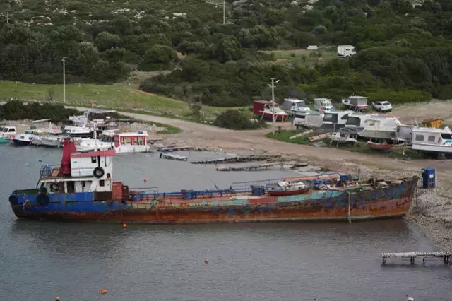Izmir De Koyda Kacak Sokumu Yapilan Hurda Gemiye 19431377 4 M