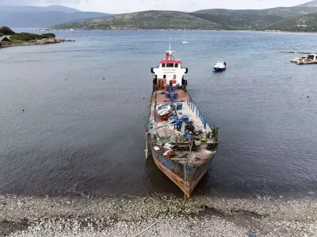 Izmir De Koyda Kacak Sokumu Yapilan Hurda Gemiye 19431377 5855 M