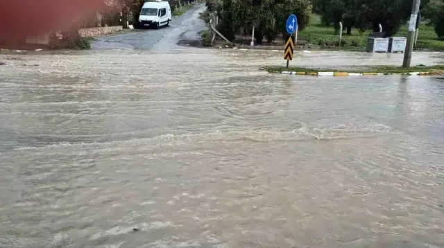 Kusadasi 30 Dakikada Yagisa Teslim Oldu Aracl 2 19491432 O