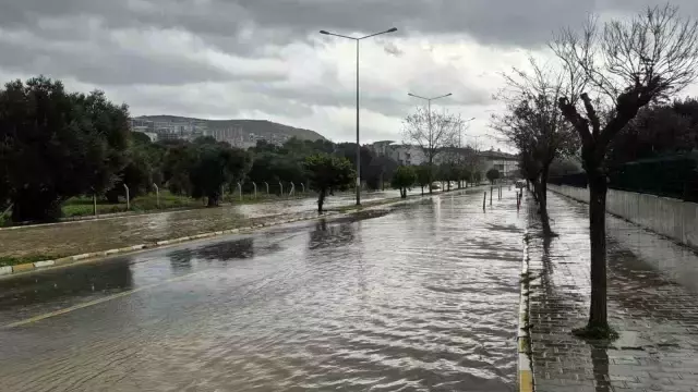 Kusadasi 30 Dakikada Yagisa Teslim Oldu Aracl 3 19491432 O