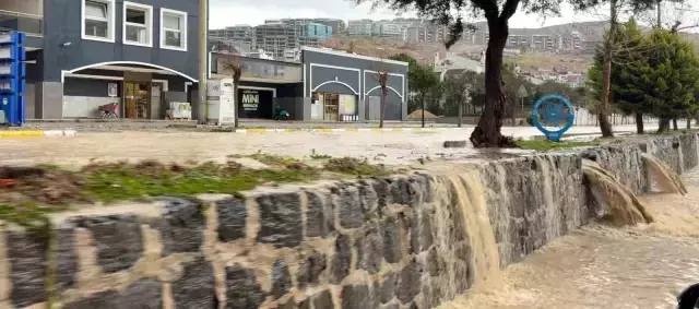 Kusadasi 30 Dakikada Yagisa Teslim Oldu Aracl 5 19491432 O