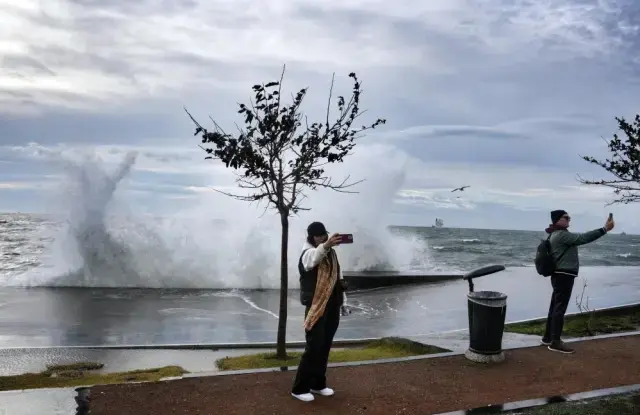 Megakentte Lodos Esareti Dev Dalgalar Sahilleri 19425574 3909 M