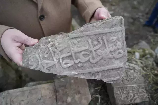 Mezarligin Altindan Hazine Fiskirdi Uzerinde O 19451433 1543 M