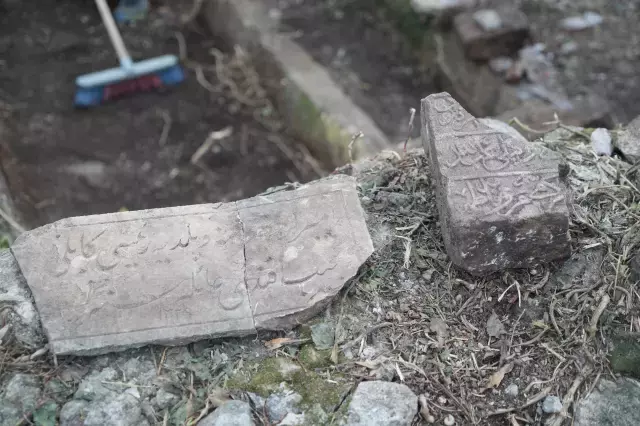Mezarligin Altindan Hazine Fiskirdi Uzerinde O 19451433 2430 M