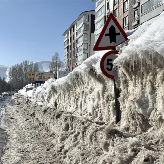 O Kentimizde Kar Kalinligi Trafik Tabelasinin 19513342 3680 M