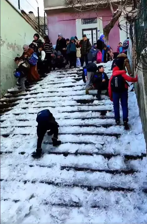 Okul Merdiveni Buz Pistine Dondu Sahinbey 19434447 7526 M