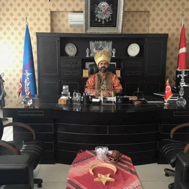 Secime Boyle Gidiyor Makam Odasinda Padisah 19421515 5461 M