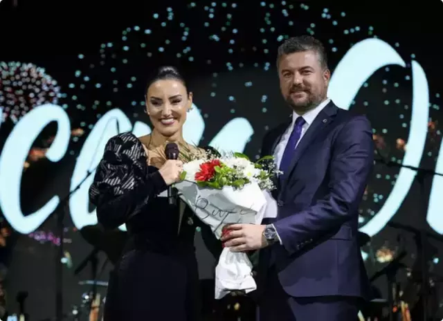 Sevcan Orhan A Belediye Baskani Sevgilisi Ile 19468354 7043 M