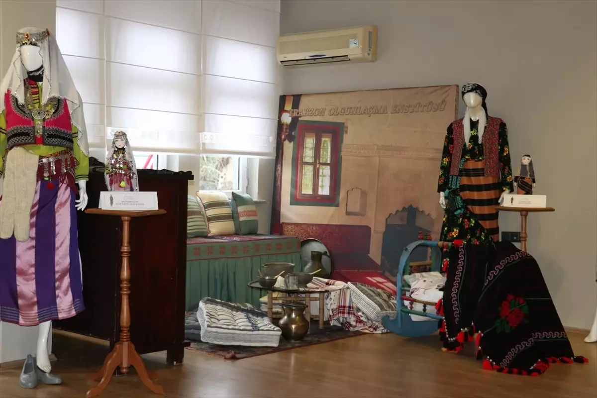 Trabzon Un Yoresel Kiyafetlerinden Olusan Ser 19456622 Amp