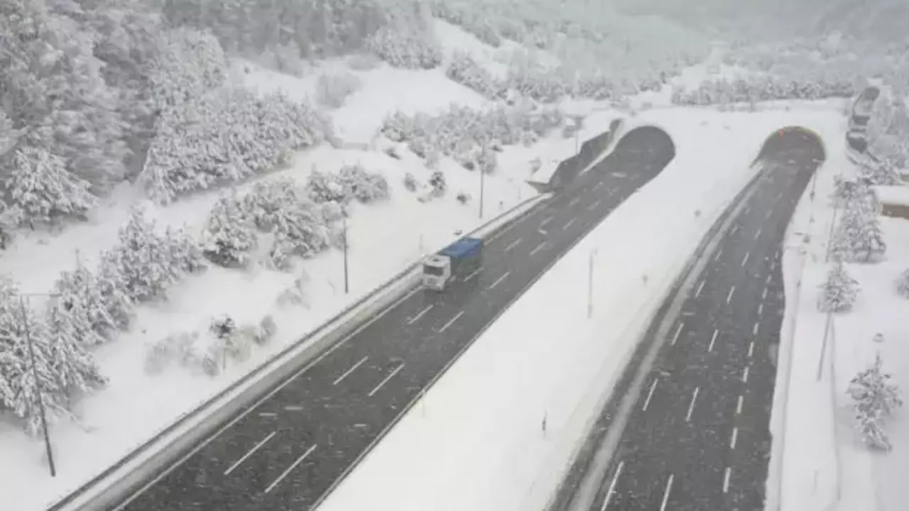 Ulasimda Kar Ve Tipi Alarmi Bircok Yol Kapandi Araclar Kara Gomuldu 1767183951 5246