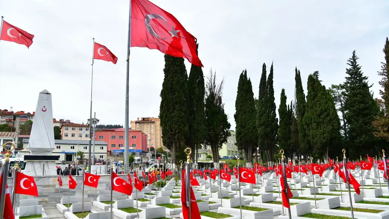 Vali Tahir Sahin Sehitleri Kabirleri Basinda Andi 002