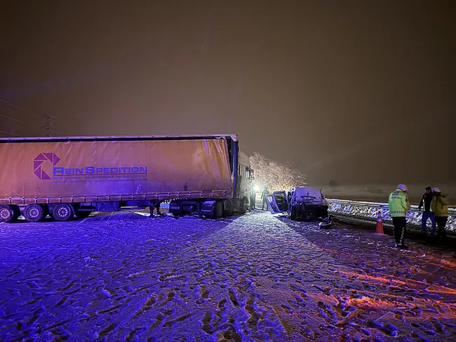 0X0 Erzurumda Feci Kaza 4 Kisi Hayatini Kaybetti 1770406927862