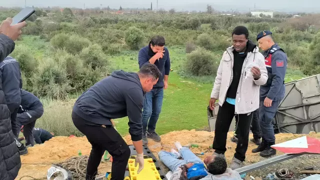 Antalya Da Yolcu Otobusu Sarampole Yuvarlandi 19524648 4416 M