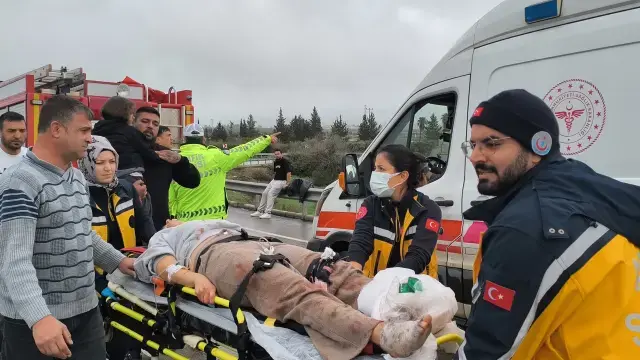 Antalya Da Yolcu Otobusu Sarampole Yuvarlandi 19524648 5239 M