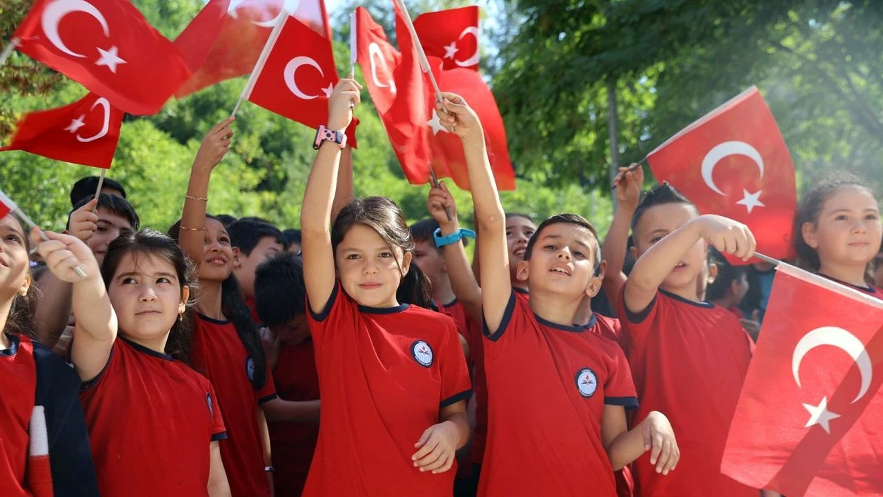 Bayrak Sevgisi 2 Donem Tema