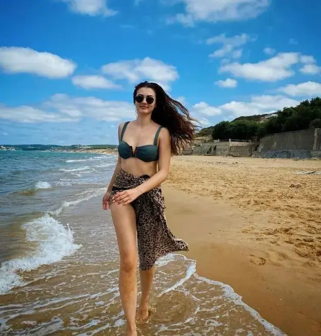 Burcu Ozberk Ben Cirkin Adam Seviyorum 19551091 1026 M