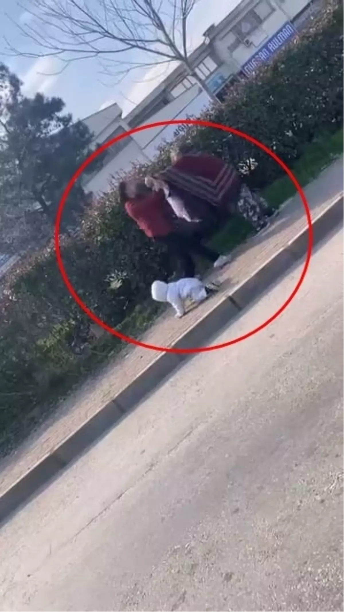 Bursa Da Iki Kadin Dilencinin Yanlarindaki Be 19598408 Amp