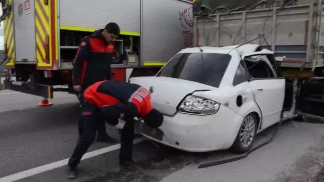 Cenaze Yolunda Feci Kaza Tir A Ok Gibi Saplandi 19563835 2811 M