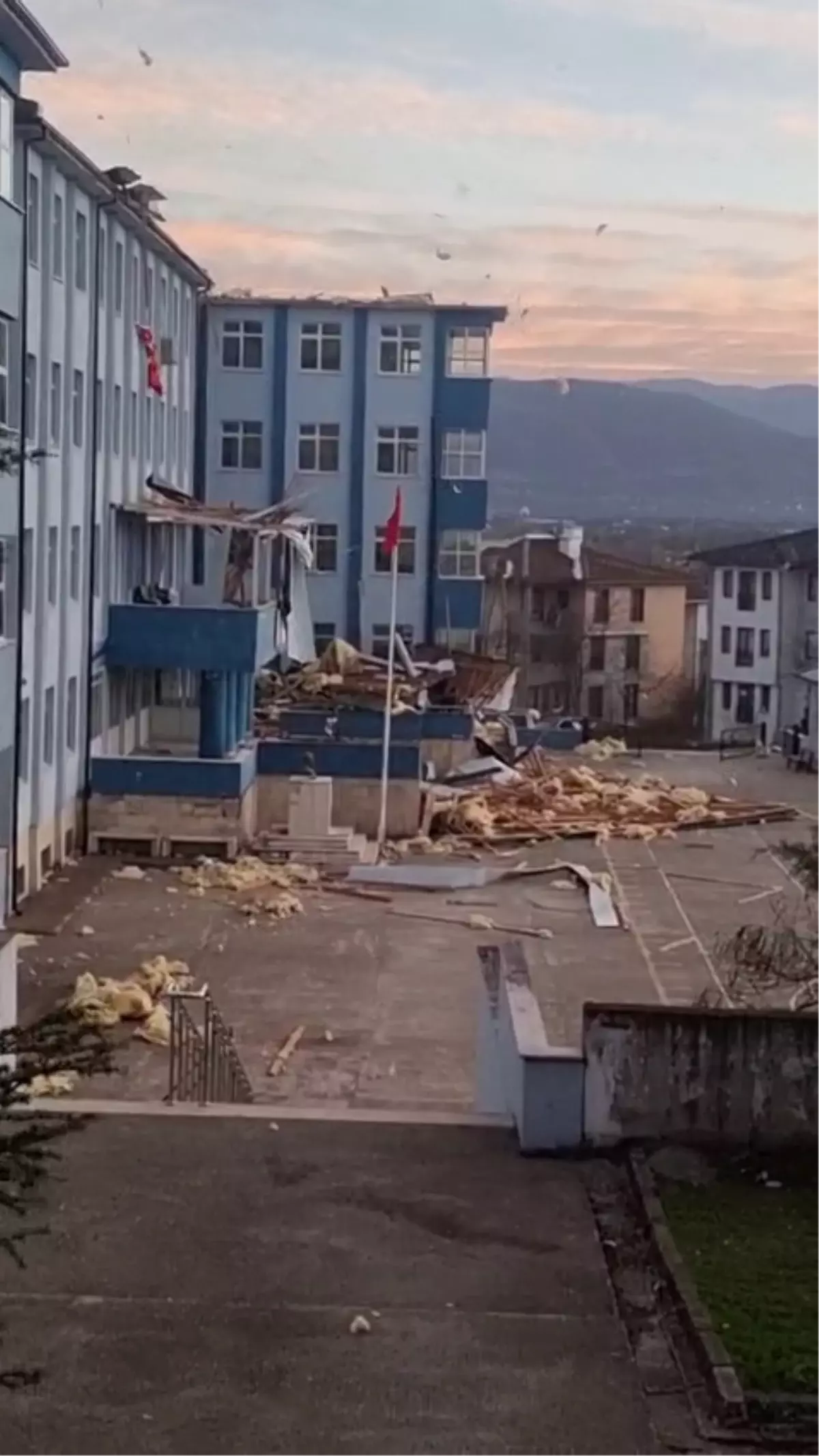 Duzce De Siddetli Ruzgar Lisenin Catisini Ucu 19570642 Amp