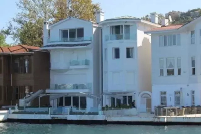 Ebru Gundes In Kizina Biraktigi Ikiz Yalilarin 19578541 5328 M