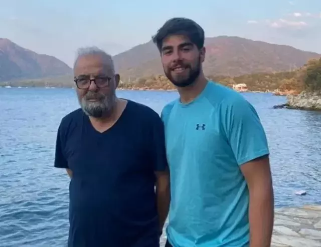 Ferdi Tayfur Un Mezari Basinda Cekilen Fotograf 19546866 2655 M