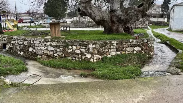 Kazdaglari Ndan Gelen Sular Koy Yollarinda Ca 19547037 O