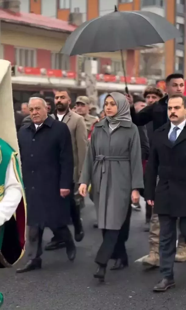 Ne Diyecegi Merak Konusuydu Semsiyesini Polise 19583230 3299 M