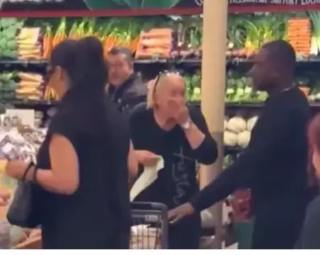 Rihanna Yi Markette Goren Kadin Saskinligini 19557449 1080 M