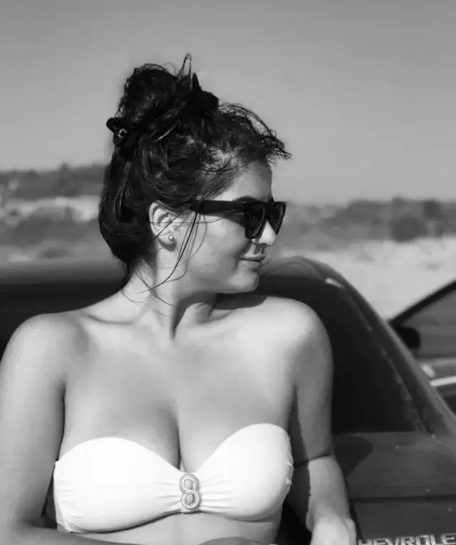 Tesetturden Cikan Gelin Adayi Dekolteli Pozuna 19582532 7514 M