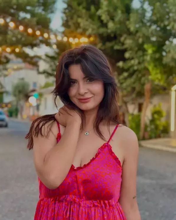 Tesetturden Cikan Gelin Adayi Dekolteli Pozuna 19582532 7635 M